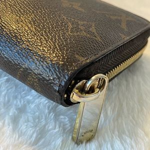 Authentic Louis Vuitton Zippy wallet in monogram